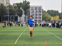 詹姆斯助攻队友完成精彩扣篮