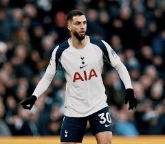 梅西太内向了，主持人说第一句就想拿着奖杯走，不到三年拿四冠